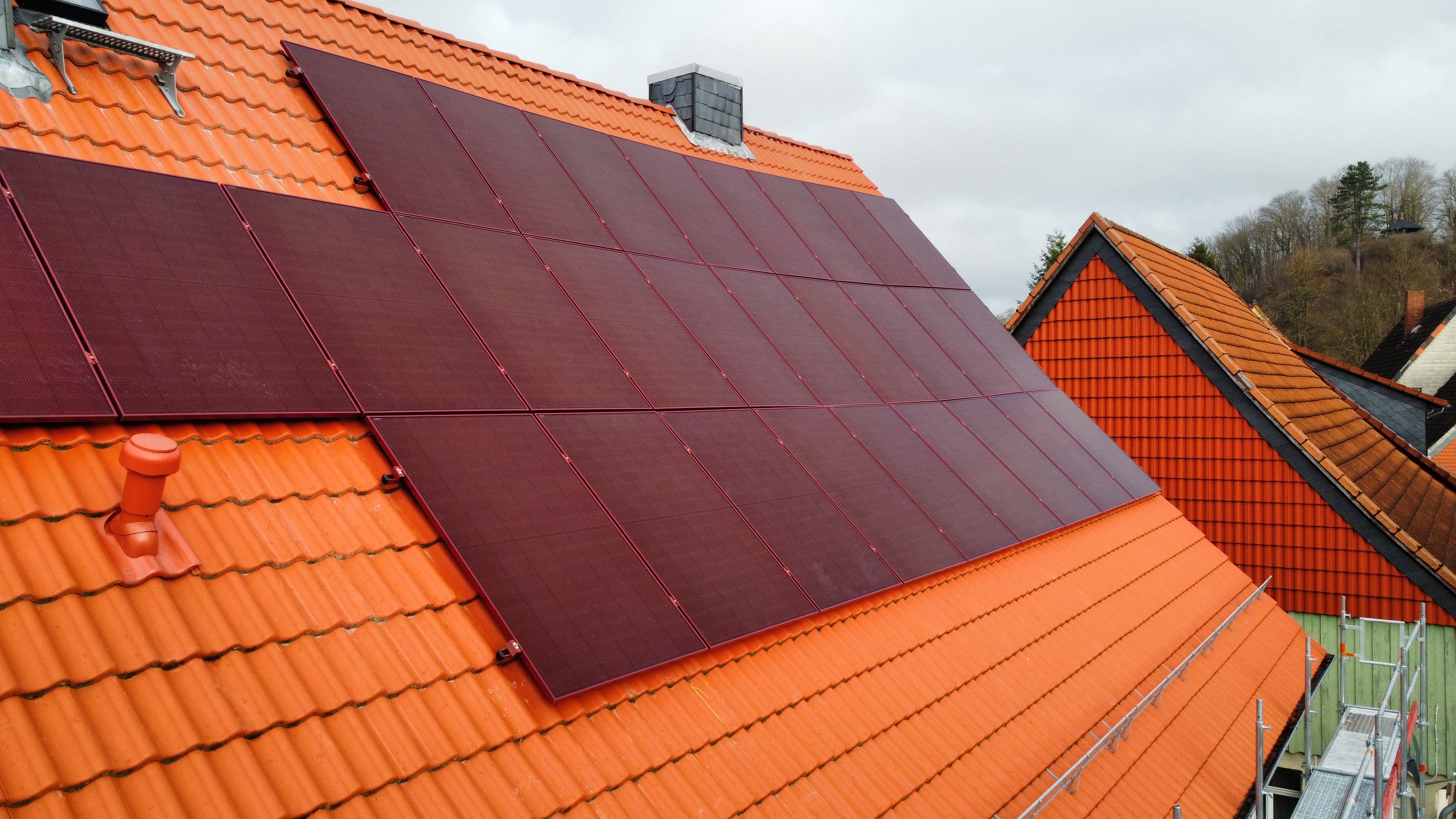 Kundenreferenz - Solaranlage mit roten Modulen in Sachsen-Anhalt