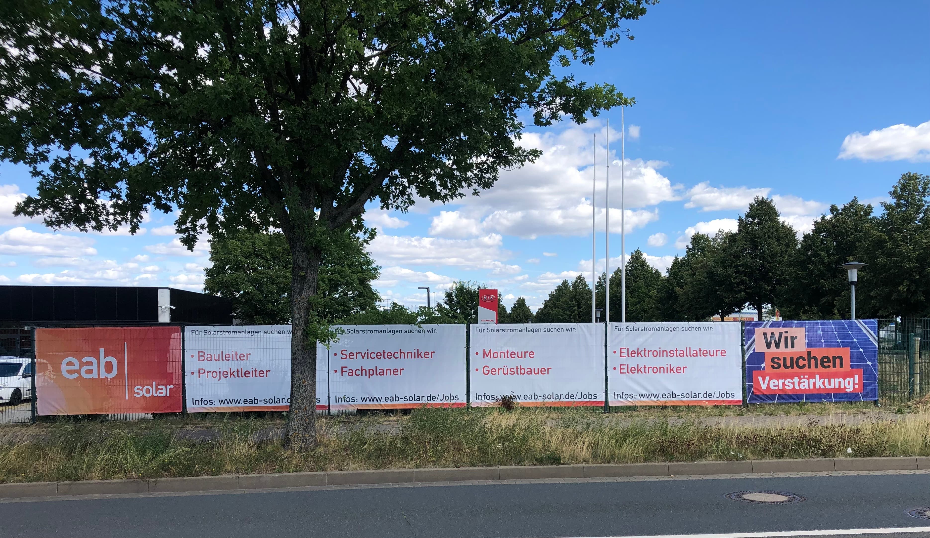 Mitarbeiter unseres Unternehmens vor dem Firmengebäude in Magdeburg