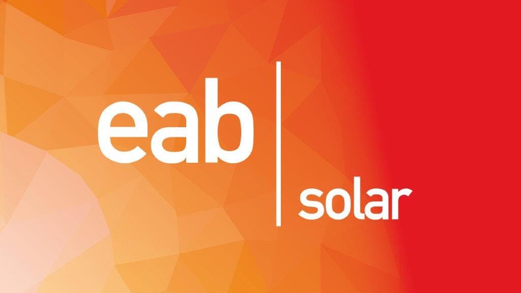 Logo von eab solar mit Jubiläumsdekoration für die 25-jährige Feier